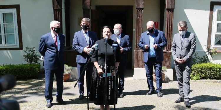 13.05.2021. Kielce. Otwarcie wystawy plenerowej "Przeszłość przyszłości. Dzieła sztuki z kolekcji Muzeum Książąt Czartoryskich w Krakowie". Na zdjęciu (od lewej): Andrzej Bętkowski - marszałek województwa świętokrzyskiego, Andrzej Pruś - przewodniczący Sejmiku Województwa świętokrzyskiego, Magdalena Kusztal - dyrektor Departamentu Kultury i Dziedzictwa Narodowego w urzędzie marszałkowskim w Kielcach, Marek Bogusławski - wicemarszałek województwa świętokrzyskiego, Tadeusz Sikora - dyrektor Muzeum Wsi Kieleckiej, Robert Kotowski - dyrektor Muzeum Narodowego w Kielcach / Wiktor Taszłow / Radio Kielce