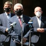 13.05.2021. Kielce. Otwarcie wystawy plenerowej "Przeszłość przyszłości. Dzieła sztuki z kolekcji Muzeum Książąt Czartoryskich w Krakowie". Na zdjęciu (od lewej): Andrzej Pruś - przewodniczący Sejmiku Województwa świętokrzyskiego, Andrzej Bętkowski - marszałek województwa świętokrzyskiego, Marek Bogusławski - wicemarszałek województwa świętokrzyskiego / Wiktor Taszłow / Radio Kielce