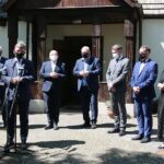 13.05.2021. Kielce. Otwarcie wystawy plenerowej "Przeszłość przyszłości. Dzieła sztuki z kolekcji Muzeum Książąt Czartoryskich w Krakowie". Na zdjęciu (od lewej): Andrzej Bętkowski - marszałek województwa świętokrzyskiego, Andrzej Pruś - przewodniczący Sejmiku Województwa świętokrzyskiego, Marek Bogusławski - wicemarszałek województwa świętokrzyskiego, Tadeusz Sikora - dyrektor Muzeum Wsi Kieleckiej, Robert Kotowski - dyrektor Muzeum Narodowego w Kielcach, Tomasz Kałuża – radny Młodzieżowego Sejmiku Województwa