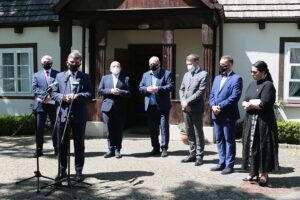 13.05.2021. Kielce. Otwarcie wystawy plenerowej "Przeszłość przyszłości. Dzieła sztuki z kolekcji Muzeum Książąt Czartoryskich w Krakowie". Na zdjęciu (od lewej): Andrzej Bętkowski - marszałek województwa świętokrzyskiego, Andrzej Pruś - przewodniczący Sejmiku Województwa świętokrzyskiego, Marek Bogusławski - wicemarszałek województwa świętokrzyskiego, Tadeusz Sikora - dyrektor Muzeum Wsi Kieleckiej, Robert Kotowski - dyrektor Muzeum Narodowego w Kielcach, Tomasz Kałuża – radny Młodzieżowego Sejmiku Województwa