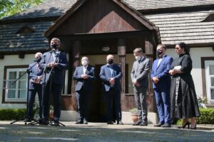 13.05.2021. Kielce. Otwarcie wystawy plenerowej "Przeszłość przyszłości. Dzieła sztuki z kolekcji Muzeum Książąt Czartoryskich w Krakowie". Na zdjęciu: Robert Kotowski - dyrektor Muzeum Narodowego w Kielcach / Wiktor Taszłow / Radio Kielce