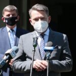 13.05.2021. Kielce. Otwarcie wystawy plenerowej "Przeszłość przyszłości. Dzieła sztuki z kolekcji Muzeum Książąt Czartoryskich w Krakowie". Na zdjęciu (od lewej): Andrzej Bętkowski - marszałek województwa świętokrzyskiego, Andrzej Pruś - przewodniczący Sejmiku Województwa świętokrzyskiego, Marek Bogusławski - wicemarszałek województwa świętokrzyskiego, Tadeusz Sikora - dyrektor Muzeum Wsi Kieleckiej, Robert Kotowski - dyrektor Muzeum Narodowego w Kielcach, Tomasz Kałuża – radny Młodzieżowego Sejmiku Województwa