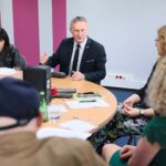 14.05.2021. Kielce. Obrady jurorów konkursu „Tak widzę świat, tak go czuję – rok później”. Na zdjęciu (od lewej): Ewa Nowak - zastępca dyrektora biura wojewody, Zbigniew Koniusz - wojewoda świętokrzyski, Dorota Klusek - Radio Kielce, prof. Małgorzata Krzysztofik - Instytut Literaturoznawstwa i Językoznawstwa Uniwersytetu Jana Kochanowskiego w Kielcach, Stanisław Nyczaj - prezes kieleckiego oddziału Związków Literatów Polskich / Wiktor Taszłow / Radio Kielce