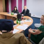 14.05.2021. Kielce. Obrady jurorów konkursu „Tak widzę świat, tak go czuję – rok później”. Na zdjęciu (od lewej): Ewa Nowak - zastępca dyrektora biura wojewody, Zbigniew Koniusz - wojewoda świętokrzyski, prof. Małgorzata Krzysztofik - Instytut Literaturoznawstwa i Językoznawstwa Uniwersytetu Jana Kochanowskiego w Kielcach, Stanisław Nyczaj - prezes kieleckiego oddziału Związków Literatów Polskich / Wiktor Taszłow / Radio Kielce