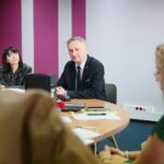 14.05.2021. Kielce. Obrady jurorów konkursu „Tak widzę świat, tak go czuję – rok później”. Na zdjęciu (od lewej): Ewa Nowak - zastępca dyrektora biura wojewody, Zbigniew Koniusz - wojewoda świętokrzyski / Wiktor Taszłow / Radio Kielce