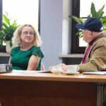 14.05.2021. Kielce. Obrady jurorów konkursu „Tak widzę świat, tak go czuję – rok później”. Na zdjęciu (od lewej): prof. Małgorzata Krzysztofik - Instytut Literaturoznawstwa i Językoznawstwa Uniwersytetu Jana Kochanowskiego w Kielcach, Stanisław Nyczaj - prezes kieleckiego oddziału Związków Literatów Polskich / Wiktor Taszłow / Radio Kielce