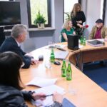 14.05.2021. Kielce. Obrady jurorów konkursu „Tak widzę świat, tak go czuję – rok później”. Na zdjęciu (od lewej): Ewa Nowak - zastępca dyrektora biura wojewody, Zbigniew Koniusz - wojewoda świętokrzyski, prof. Małgorzata Krzysztofik - Instytut Literaturoznawstwa i Językoznawstwa Uniwersytetu Jana Kochanowskiego w Kielcach, Dorota Klusek - Radio Kielce, Stanisław Nyczaj - prezes kieleckiego oddziału Związków Literatów Polskich / Wiktor Taszłow / Radio Kielce