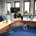 14.05.2021. Kielce. Obrady jurorów konkursu „Tak widzę świat, tak go czuję – rok później”. Na zdjęciu (od lewej): Ewa Nowak - zastępca dyrektora biura wojewody, Zbigniew Koniusz - wojewoda świętokrzyski, Dorota Klusek - Radio Kielce, prof. Małgorzata Krzysztofik - Instytut Literaturoznawstwa i Językoznawstwa Uniwersytetu Jana Kochanowskiego w Kielcach, Stanisław Nyczaj - prezes kieleckiego oddziału Związków Literatów Polskich / Wiktor Taszłow / Radio Kielce