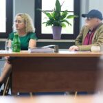 14.05.2021. Kielce. Obrady jurorów konkursu „Tak widzę świat, tak go czuję – rok później”. Na zdjęciu (od lewej): prof. Małgorzata Krzysztofik - Instytut Literaturoznawstwa i Językoznawstwa Uniwersytetu Jana Kochanowskiego w Kielcach, Stanisław Nyczaj - prezes kieleckiego oddziału Związków Literatów Polskich / Wiktor Taszłow / Radio Kielce