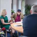 14.05.2021. Kielce. Obrady jurorów konkursu „Tak widzę świat, tak go czuję – rok później”. Na zdjęciu (od lewej): prof. Małgorzata Krzysztofik - Instytut Literaturoznawstwa i Językoznawstwa Uniwersytetu Jana Kochanowskiego w Kielcach, Stanisław Nyczaj - prezes kieleckiego oddziału Związków Literatów Polskich / Wiktor Taszłow / Radio Kielce