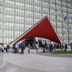 15.05.2021. Kielce. Punkt szczepień przed Świętokrzyskim Urzędem Wojewódzkim / Wiktor Taszłow / Radio Kielce