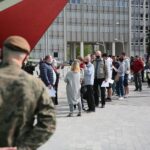 15.05.2021. Kielce. Punkt szczepień przed Świętokrzyskim Urzędem Wojewódzkim / Wiktor Taszłow / Radio Kielce