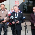 15.05.2021. Kielce. Punkt szczepień przed Świętokrzyskim Urzędem Wojewódzkim. Na zdjęciu Zbigniew Piątek, wójt Piekoszowa (z lewej), Zbigniew Koniusz, wojewoda świętokrzyski (w środku) i Andrzej Bętkowski, marszałek województwa świętokrzyskiego (z prawej) / Wiktor Taszłow / Radio Kielce