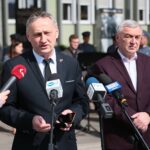 15.05.2021. Kielce. Punkt szczepień przed Świętokrzyskim Urzędem Wojewódzkim. Na zdjęciu Zbigniew Koniusz, wojewoda świętokrzyski (z lewej) i Andrzej Bętkowski, marszałek województwa świętokrzyskiego / Wiktor Taszłow / Radio Kielce