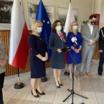 17.05.2021 Zawichost. Wizyta poseł Agaty Wojtyszek. Na zdjęciu (od lewej): Edyta Rębiś - przewodnicząca rady miasta, Katarzyna Kondziołka -burmistrz Zawichostu, Agata Wojtyszek - poseł Prawa i Sprawiedliwości, Jolanta Figiel -współwłaścicielka  Niepublicznego Zakładu Opieki Zdrowotnej  „Nasze Zdrowie” w Zawichoście, Paweł Bednarski - przewodniczący  komisji  rozwoju gospodarczego w urzędzie miasta i Jarosław Siemieniec - prezes Ochotniczej  Straży Pożarnej  w Zawichoście / Grażyna Szlęzak-Wójcik / Radio Kielce