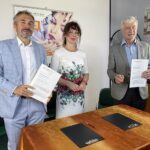 12.06.2021. Opatów. Dzień otwarty w Niepublicznym Technikum im. gen. Władysława Andersa ZDZ w Kielcach. Na zdjęciu (od lewej): Dariusz Wątroba - prezes ZDZ w Kielcach, Joanna Młynarska - dyrektor Niepublicznego Technikum im. gen. Władysława Andersa w Opatowie, Bogusław Słaby - prezes Związku Przedsiębiorców Przemysłu Mody / Emilia Sitarska / Radio Kielce