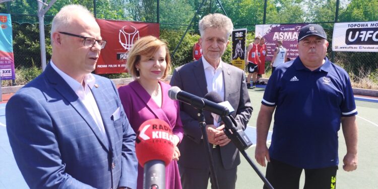 19.06.2021 Małogoszcz. Na zdjęciu od lewej: Mariusz Piotrowski – burmistrz Małogoszcza, Anna Krupka - wiceminister sportu, dziedzictwa narodowego i kultury, Krzysztof Słoń - senator PiS, Wojciech Imiołek - prezes Świętokrzyskiego Okręgowego Związku Koszykarskiego / Marcin Marszałek / Radio Kielce