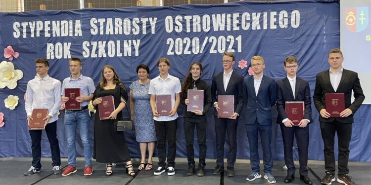 22.06.2021.Ostrowiec Świętokrzyski. Stypendia starosty ostrowieckiego / Emilia Sitarska / Radio Kielce