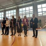 25.06.2021. Staszów. Otwarcie nowej hali sportowej przy PSP nr 2 im. Ignacego Jana Paderewskiego. Na zdjęciu (od lewej): Dariusz Kubalski - dyrektor Publicznej Szkoły Podstawowej nr 2 im. Ignacego Jana Paderewskiego, Bartosz Szyszkowski - uczeń PSP nr 2 w Staszowie, pływak, Ireneusz Kwiecjasz - przewodniczący rady gminy w Staszowie, Ewa Kondek - zastępca burmistrza Staszowa, Anna Krupka - wiceminister sportu, Leszek Kopeć - burmistrz Staszowa / Emilia Sitarska / Radio Kielce