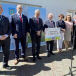 14.06.2021. Kunów. Przekazanie symbolicznego czeku na utworzenie Środowiskowego Domu Samopomocy w Dołach Biskupich. Na zdjęciu (od lewej): senator Jarosław Rusiecki, Lech Łodej - burmistrz Kunowa, Zbigniew Koniusz - wojewoda świętokrzyski, poseł Krzysztof Lipiec, poseł Agata Wojtyszek, poseł Andrzej Kryj, Marlena Maląg - minister rodziny i polityki społecznej / Emilia Sitarska / Radio Kielce