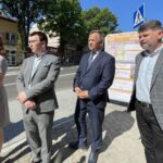 29.06.2021. Ostrowiec Świętokrzyski. Konferencja na zakończenie remontu ulic. Na zdjęciu (od lewej): poseł Agata Wojtyszek, Jarosław Górczyński - prezydent Ostrowca Św., Krzysztof Kowalski - prezes Miejskiego Przedsiębiorstwa Robót Drogowych, Artur Majcher - naczelnik Wydziału Infrastruktury Komunalnej w Urzędzie Miasta w Ostrowcu Świętokrzyskim / Emilia Sitarska / Radio Kielce