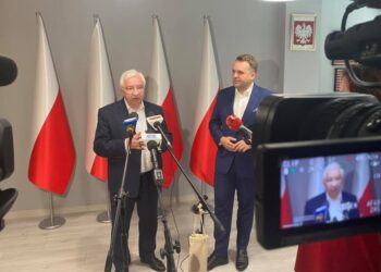 02.05.2021. Starachowice. Konferencja prasowa na temat bezpieczeństwa w ruchu drogowym. Na zdjęciu (od lewej): poseł Krzysztof Lipiec, Marek Materek - prezydent Starachowic / Krzysztof Lipiec / Facebook