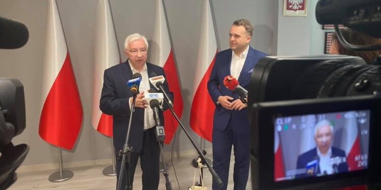 02.05.2021. Starachowice. Konferencja prasowa na temat bezpieczeństwa w ruchu drogowym. Na zdjęciu (od lewej): poseł Krzysztof Lipiec, Marek Materek - prezydent Starachowic / Krzysztof Lipiec / Facebook