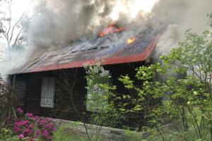 01.05.2021. Młotkowice. Pożar domu / OSP KSRG Ruda Maleniecka