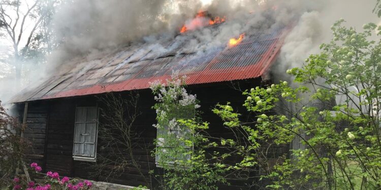 01.05.2021. Młotkowice. Pożar domu / OSP KSRG Ruda Maleniecka