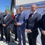 14.06.2021. Ostrowiec Św. Przekształcenie ostrowieckiej siedziby Polskiej Spółki Gazownictwa w gazownię. Na zdjęciu (od lewej): Radosław Słoniewski - dyrektor Oddziału Zakładu Gazowniczego w Kielcach, senator Jarosław Rusiecki, poseł Andrzej Kryj, Robert Więckowski - prezes zarządu PSG, Michał Cieślak - minister ds. rozwoju samorządów, Piotr Wawrzyk - wiceminister spraw zagranicznych, Rafał Nowak - wicewojewoda świętokrzyski / Emilia Sitarska / Radio Kielce