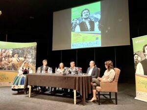 07.06.2021 Kielce. Kieleckie Centrum Kultury. Konferencja prasowa na temat II Ogólnopolskiego Konkursu Wokalnego im. Stanisława Jopka. Od lewej: Ilona Kossakowska i Jan Mazepa – artyści „Mazowsza”, Katarzyna Pasieczna – rzecznik prasowy „Mazowsza”, Maciej Kotarba – przedstawiciel biura konkursowego, Krzysztof Kurlej – menadżer „Mazowsza”, Augustyna Nowacka – dyrektor Kieleckiego Centrum Kultury. / Dorota Klusek / Radio Kielce