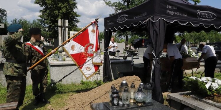 29.06.2021. Końskie. Uroczystości pogrzebowe porucznika Jana Lagnera / Adam Kubka / Starostwo Powiatowe w Końskich