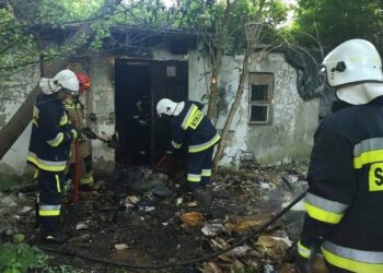 17.06.2021. Ostrowiec Św. Pożar pustostanu / Ratownictwo Powiatu Ostrowieckiego / Facebook