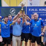 16.06.2021. Suchedniów. Rewanżowy mecz barażowy o awans do Lotto SuperLigi: Global Pharma Orlicz 1924 Suchedniów - Moje Bermudy Gorzovia Gorzów Wlkp. Na zdjęciu: ekipa Orlicza z pucharem za awans / Maciej Makuła / Radio Kielce