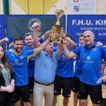 16.06.2021. Suchedniów. Rewanżowy mecz barażowy o awans do Lotto SuperLigi: Global Pharma Orlicz 1924 Suchedniów - Moje Bermudy Gorzovia Gorzów Wlkp. Na zdjęciu: ekipa Orlicza z pucharem za awans / Maciej Makuła / Radio Kielce