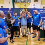 16.06.2021. Suchedniów. Rewanżowy mecz barażowy o awans do Lotto SuperLigi: Global Pharma Orlicz 1924 Suchedniów - Moje Bermudy Gorzovia Gorzów Wlkp. Na zdjęciu: ekipa Orlicza z pucharem za awans / Maciej Makuła / Radio Kielce