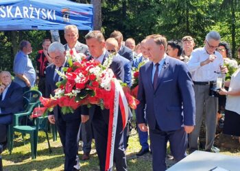 19.06.2021. Skarżysko-Kamienna, Uroczystości przy mogile na Brzasku, kwiaty składają marszałek Andrzej Bętkowski, radny Krzysztof Randla, poseł Marek Kwitek / Anna Głąb / Radio Kielce