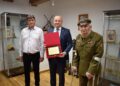 15.06.2021. Szydłów. Przekazanie zbiorów. Na zdjęciu (od lewej): Zbigniew Głogowski - wiceprzewodniczący rady miasta, burmistrz Andrzej Tuz, starszy inspektor Związku Strzeleckiego Marian Lesiak / Piotr Walczak / Urząd Miasta i Gminy Szydłów