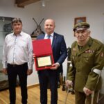 15.06.2021. Szydłów. Przekazanie zbiorów. Na zdjęciu (od lewej): Zbigniew Głogowski - wiceprzewodniczący rady miasta, burmistrz Andrzej Tuz, starszy inspektor Związku Strzeleckiego Marian Lesiak / Piotr Walczak / Urząd Miasta i Gminy Szydłów