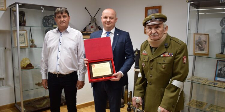 15.06.2021. Szydłów. Przekazanie zbiorów. Na zdjęciu (od lewej): Zbigniew Głogowski - wiceprzewodniczący rady miasta, burmistrz Andrzej Tuz, starszy inspektor Związku Strzeleckiego Marian Lesiak / Piotr Walczak / Urząd Miasta i Gminy Szydłów