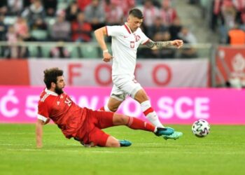 01.06.2021. Wrocław. Mecz towarzyski Polska - Rosja. Na zdjęciu (od lewej): Georgij Dżikija i Dawid Kownacki / PAP/Maciej Kulczyński