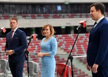 10.06.2021. Warszawa. Konferencja na Stadionie PGE Narodowym. Na zdjęciu (od lewej): Jan Kowalski - dyrektor Biura Programu „Niepodległa”, Anna Krupka - sekretarz stanu w Ministerstwie Sportu i Turystyki i Włodzimierz Dola - prezes spółki zarządzającej stadionem PGE Narodowym / PAP/Piotr Nowak