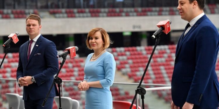 10.06.2021. Warszawa. Konferencja na Stadionie PGE Narodowym. Na zdjęciu (od lewej): Jan Kowalski - dyrektor Biura Programu „Niepodległa”, Anna Krupka - sekretarz stanu w Ministerstwie Sportu i Turystyki i Włodzimierz Dola - prezes spółki zarządzającej stadionem PGE Narodowym / PAP/Piotr Nowak