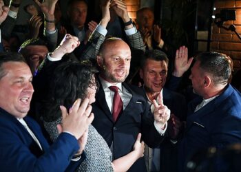 13.06.2021. Rzeszów. Kandydat w przedterminowych wyborach na prezydenta Rzeszowa wiceprzewodniczący Rady Miasta Rzeszowa Konrad Fijołek (w środku) wraz z żoną Magdaleną Fijołek (druga z lewej) w swoim sztabie wyborczym w Rzeszowie. Według wyników exit poll Konrad Fijołek zdobył 55,8 proc. głosów. Oficjalne wyniki wyborów będą znane i przedstawione przez PKW dopiero po policzeniu głosów ze wszystkich komisji wyborczych / Darek Delmanowicz / PAP