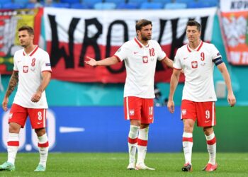 14.06.2021. Sankt Petersburg, Rosja, Piłkarskie mistrzostwa Europy - Euro 2020. Na zdjęciu (od lewej): Karol Linetty, Bartosz Bereszyński i Robert Lewandowski podczas pierwszego meczu grupy E piłkarskich mistrzostw Europy ze Słowacją na Gazprom Arenie w Sankt Petersburgu / Adam Warżawa / PAP