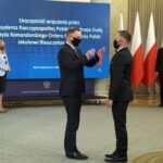 16.06.2021. Warszawa. Na zdjęciu: prezydent RP Andrzej Duda (z lewej) odznaczył byłego kapitana piłkarskiej reprezentacji Polski Jakuba Błaszczykowskiego Krzyżem Oficerskim Orderu Odrodzenia Polski / PAP/Mateusz Marek