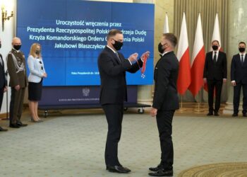 16.06.2021. Warszawa. Na zdjęciu: prezydent RP Andrzej Duda (z lewej) odznaczył byłego kapitana piłkarskiej reprezentacji Polski Jakuba Błaszczykowskiego Krzyżem Oficerskim Orderu Odrodzenia Polski / PAP/Mateusz Marek