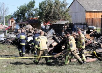 20.06.2021. Nowa Biała. Strażacy na miejscu pożaru / PAP/Grzegorz Momot