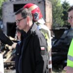 20.06.2021. Nowa Biała. Na zdjęciu (od lewej): premier Mateusz Morawiecki oraz wojewoda małopolski Łukasz Kmita na miejscu pożaru we wsi Nowa Biała (pow. nowotarski) / PAP/Grzegorz Momot