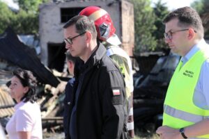 20.06.2021. Nowa Biała. Na zdjęciu (od lewej): premier Mateusz Morawiecki oraz wojewoda małopolski Łukasz Kmita na miejscu pożaru we wsi Nowa Biała (pow. nowotarski) / PAP/Grzegorz Momot